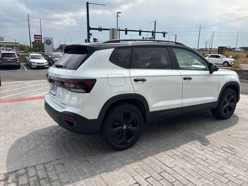 2025 Volkswagen Taos 1.5T SE Black