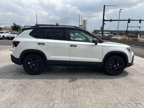 2025 Volkswagen Taos 1.5T SE Black