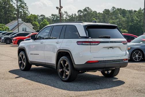 2023 Jeep Grand Cherokee LAREDO