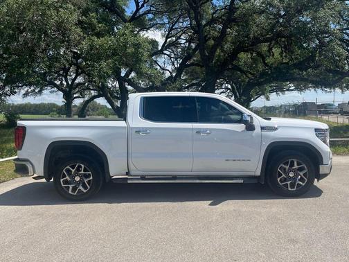 Summit White 2023 GMC Sierra 1500 SLT