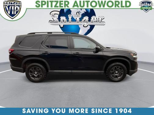 Crystal Black Pearl 2025 Honda Pilot TrailSport