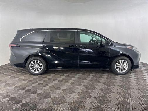 2025 Toyota Sienna LE