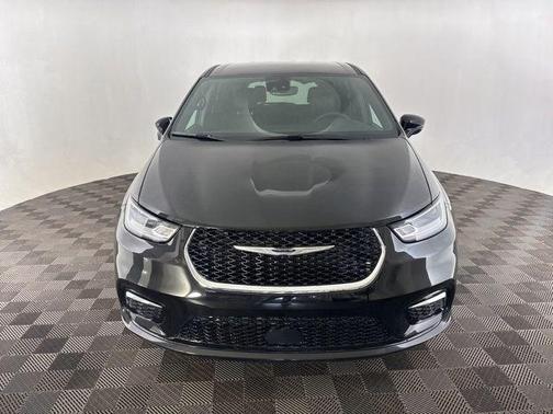 Diamond Black Crystal Pearlcoat 2025 Chrysler Pacifica L