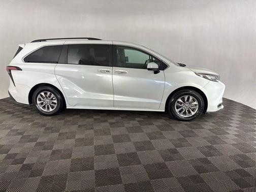 2022 Toyota Sienna XLE