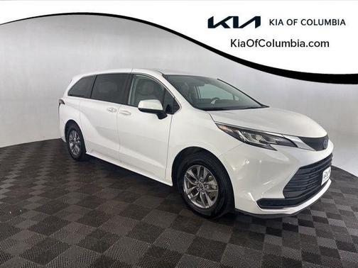 2022 Toyota Sienna LE