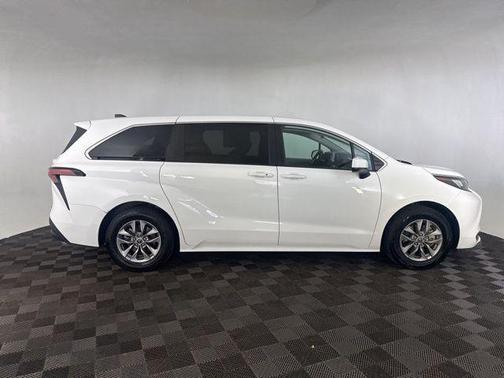 2022 Toyota Sienna LE