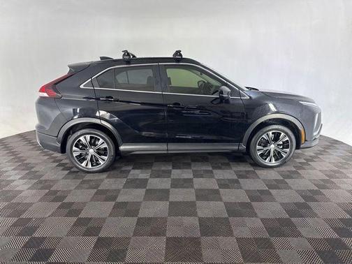 Labrador Black Pearl 2022 Mitsubishi Eclipse Cross SE