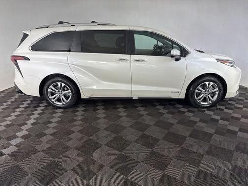 Blizzard Pearl 2021 Toyota Sienna Platinum 7 Passenger