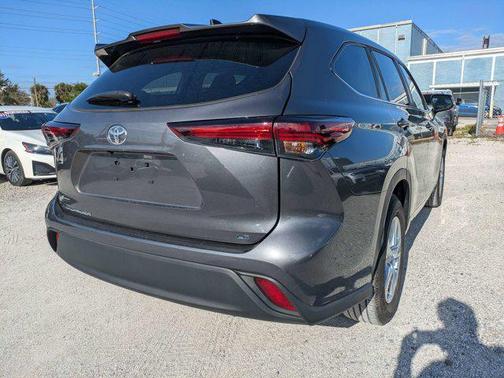 Magnetic Gray Metallic 2025 Toyota Highlander LE