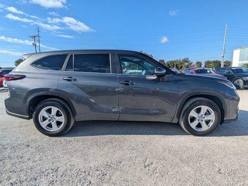Magnetic Gray Metallic 2025 Toyota Highlander LE