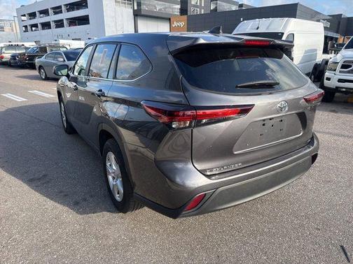 Magnetic Gray Metallic 2025 Toyota Highlander LE
