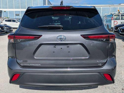 Magnetic Gray Metallic 2025 Toyota Highlander LE