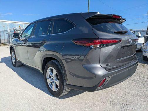 Magnetic Gray Metallic 2025 Toyota Highlander LE