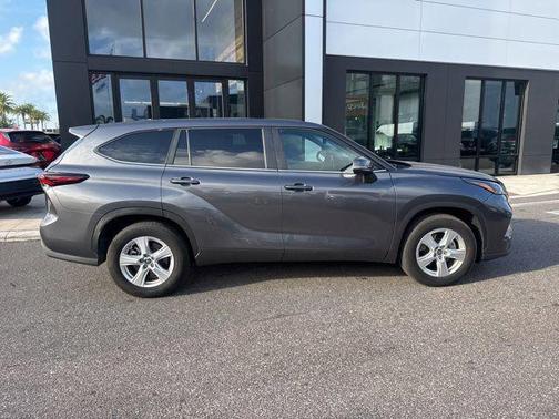 Magnetic Gray Metallic 2025 Toyota Highlander LE