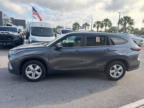 Magnetic Gray Metallic 2025 Toyota Highlander LE