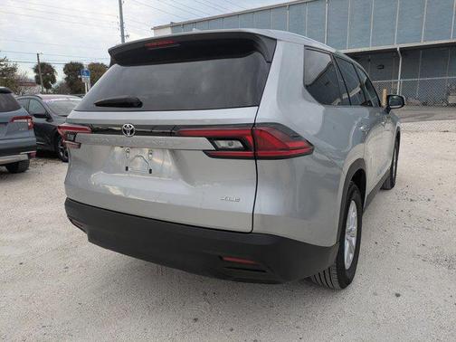 2025 Toyota Highlander LE