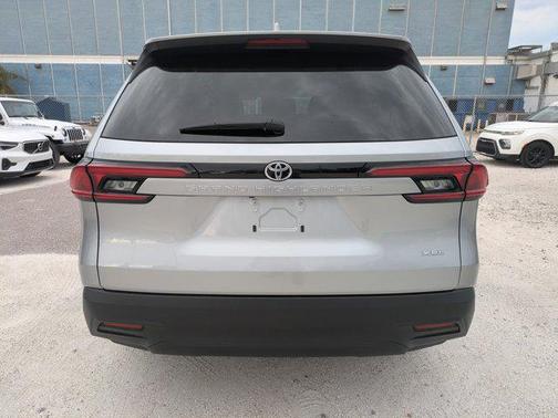 2025 Toyota Highlander LE