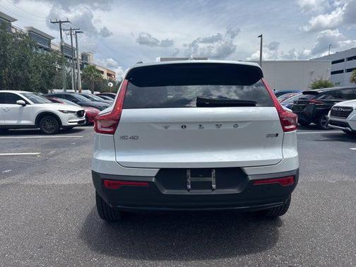 2024 Volvo XC40 B5 Plus Dark Theme