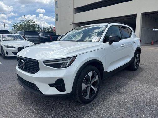 2024 Volvo XC40 B5 Plus Dark Theme