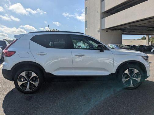 2024 Volvo XC40 B5 Plus Dark Theme