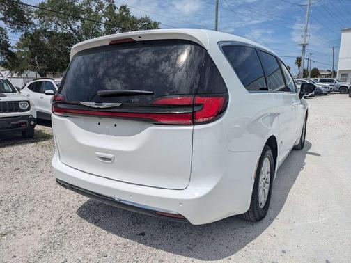 Bright White Clearcoat 2025 Chrysler Pacifica L