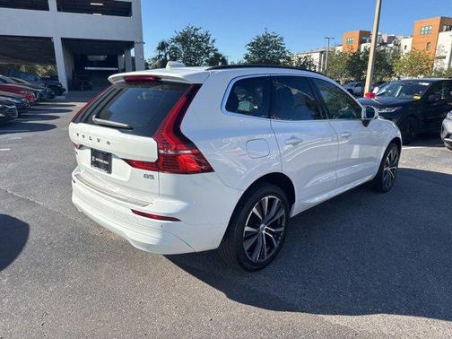 2022 Volvo XC60 B5 Momentum