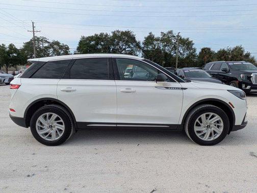 Pristine White Metallic Tri-Coat 2025 Lincoln Corsair Premiere