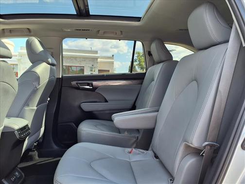 2024 Toyota Highlander Hybrid Platinum