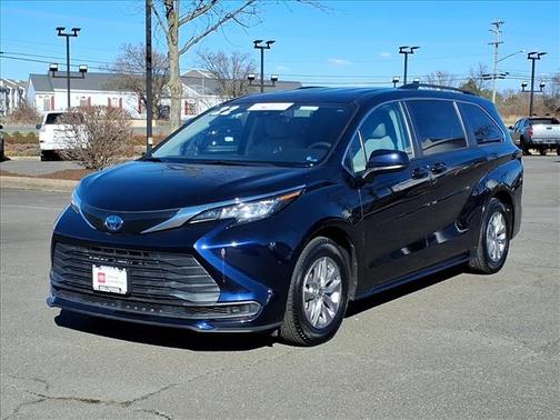 2022 Toyota Sienna LE