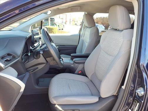 2022 Toyota Sienna LE