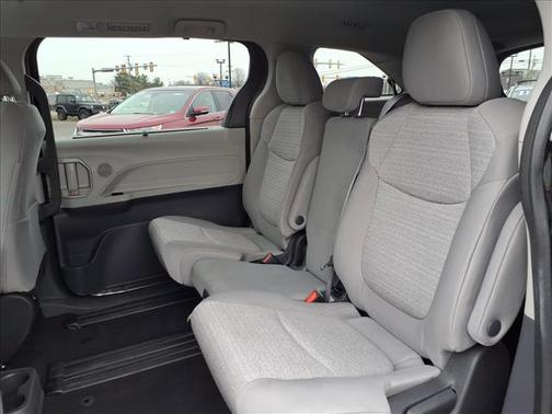 2022 Toyota Sienna LE