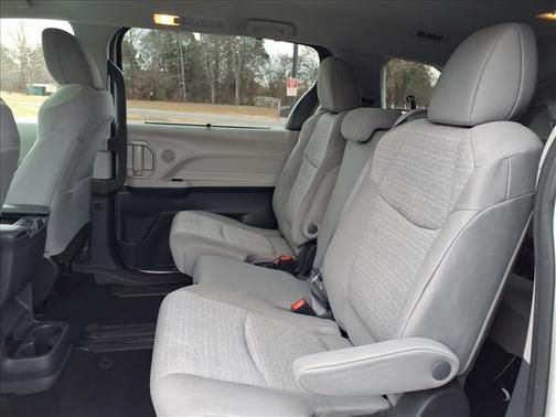 2022 Toyota Sienna LE