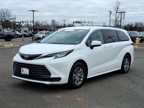 2022 Toyota Sienna LE