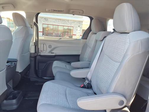 2022 Toyota Sienna LE