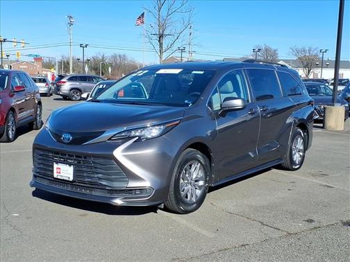 2022 Toyota Sienna LE