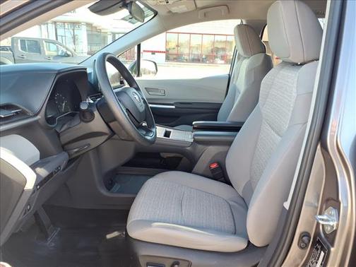 2022 Toyota Sienna LE