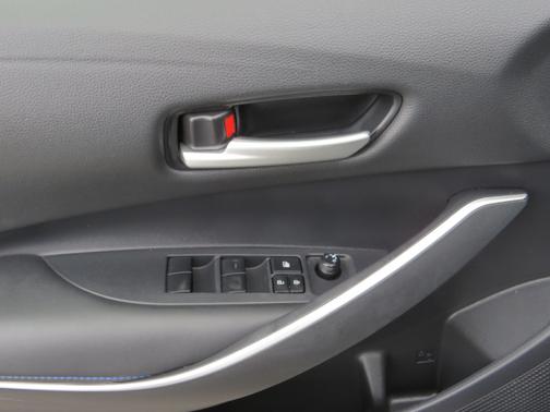 Photo 4 of 18 of 2021 Toyota Corolla SE