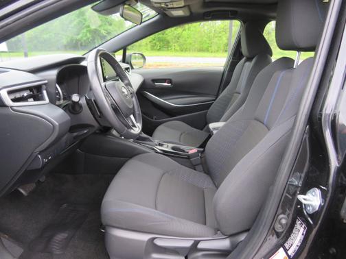 Photo 2 of 18 of 2021 Toyota Corolla SE