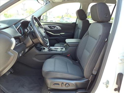 Iridescent Pearl Tricoat 2020 Chevrolet Traverse LT Cloth