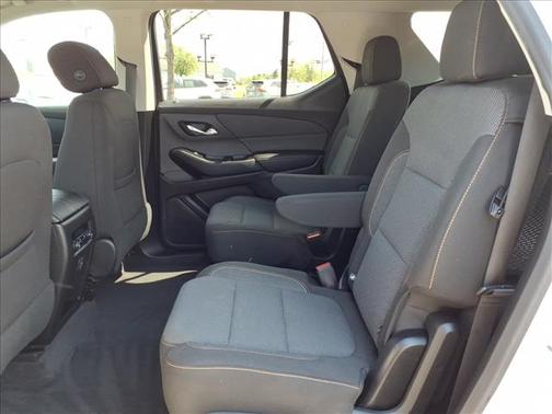 Iridescent Pearl Tricoat 2020 Chevrolet Traverse LT Cloth