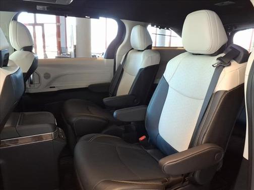2025 Toyota Sienna Platinum