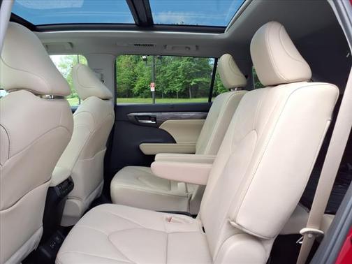 2024 Toyota Highlander Hybrid Platinum