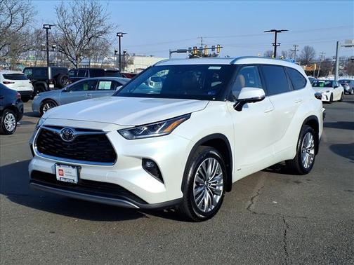 2025 Toyota Highlander Hybrid Platinum