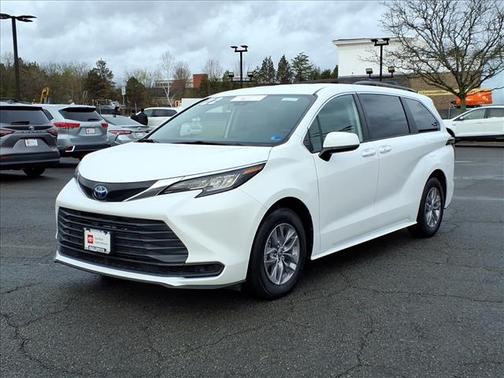 2022 Toyota Sienna LE