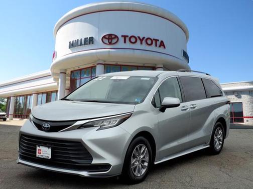 2022 Toyota Sienna LE