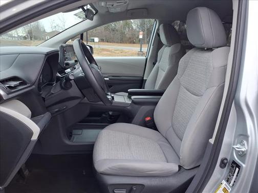 2022 Toyota Sienna LE