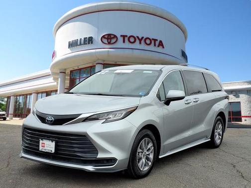 2022 Toyota Sienna LE