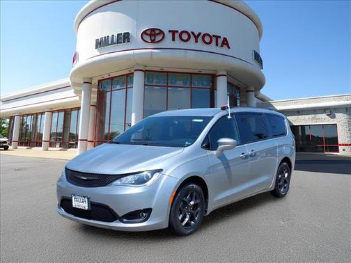 Billet Silver Metallic Clearcoat 2018 Chrysler Pacifica Touring-L