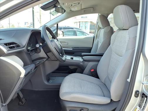 2022 Toyota Sienna LE