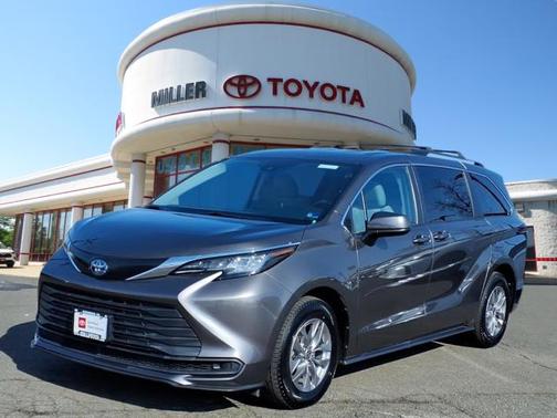 2022 Toyota Sienna LE